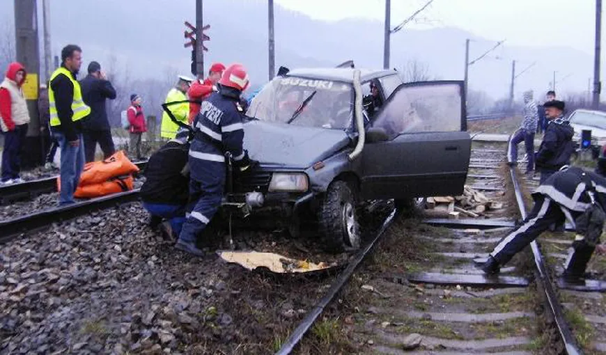Maşină SPULBERATĂ de tren, în Cluj. O femeie a murit, cei doi copii ai săi sunt în stare gravă