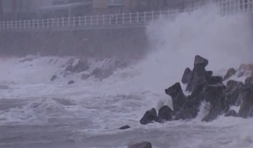 Peisaj de basm: valuri imense la mare, au atins şi opt metri înălţime în Constanţa VIDEO