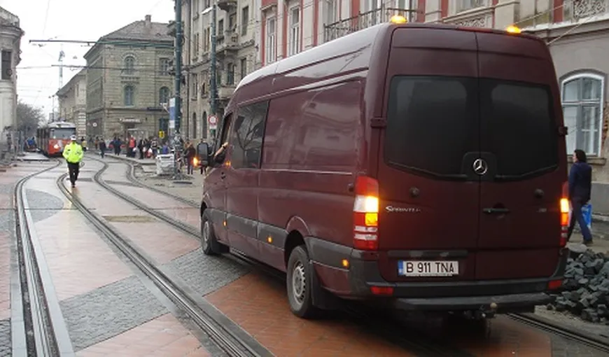 Incident în trafic. Un microbuz plin cu VEDETE a blocat o linie de tramvai VIDEO