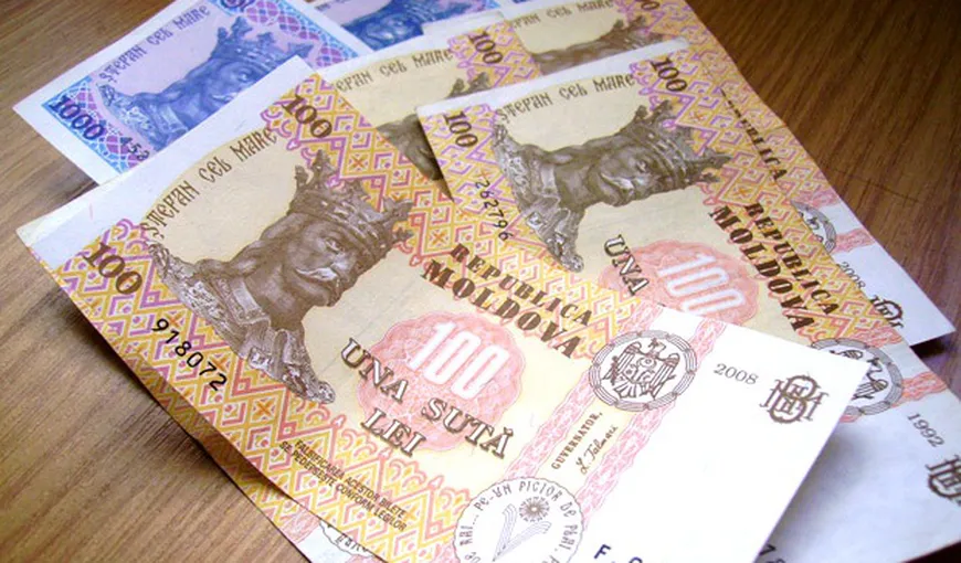 Prăbuşirea RUBLEI seamănă panică: Moldovenii s-au repezit să-şi schimbe LEII în valută