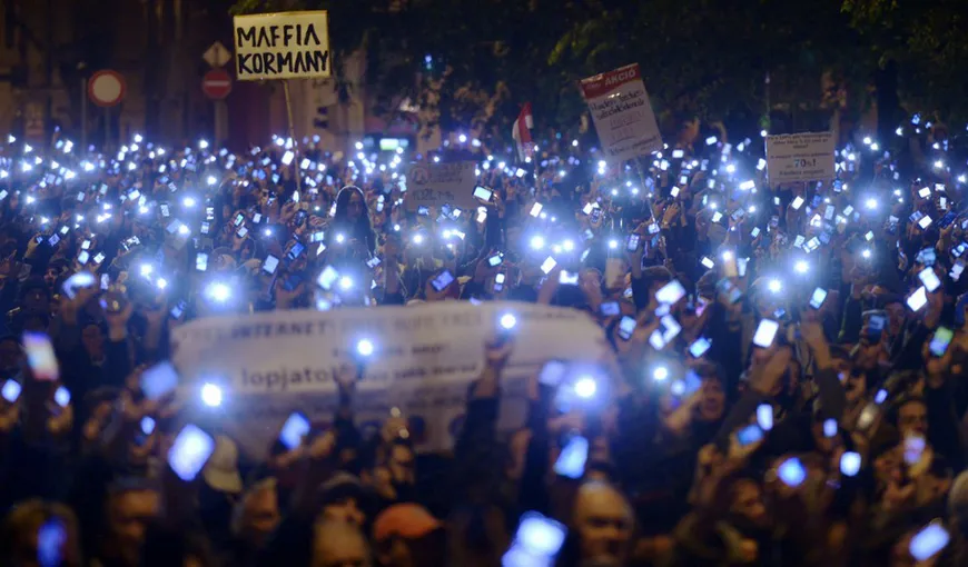 Mii de oameni, în stradă, la Budapesta. Poartă pancarte pe care este scris „Oligarhie” şi „Dictator”
