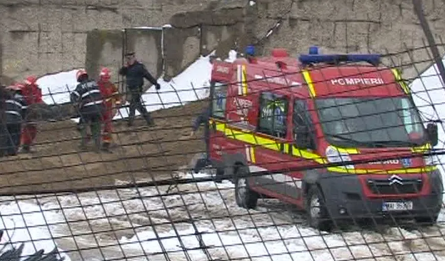 Bărbat salvat de pompieri, după ce a căzut într-un buncăr cu nisip