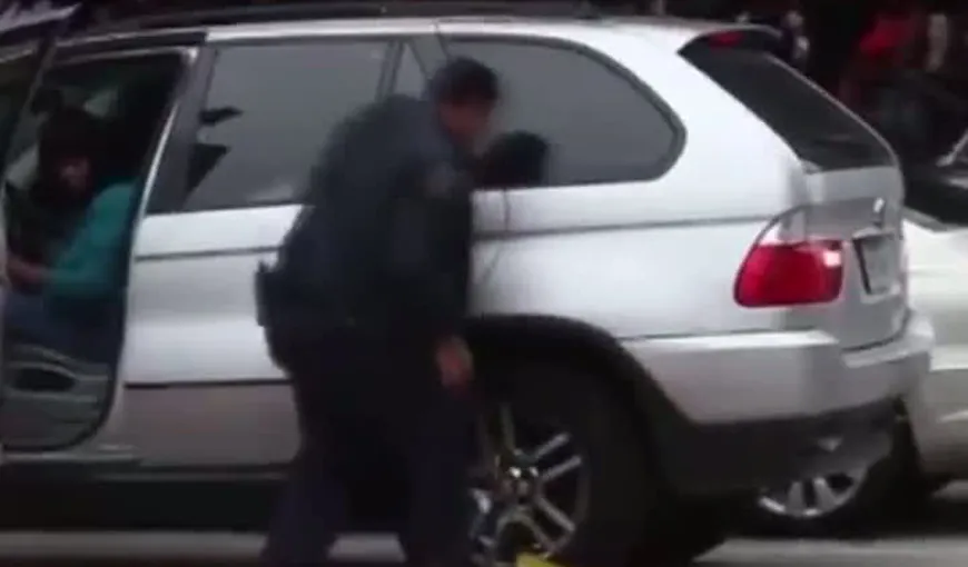 Imagini incredibile surprinse în Statele Unite: O şoferiţă a încercat să plece cu roata blocată VIDEO