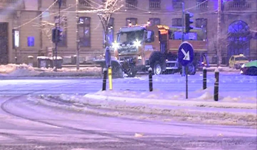 Capitala, sub zăpadă: 57 autoturisme au fost avariate VIDEO