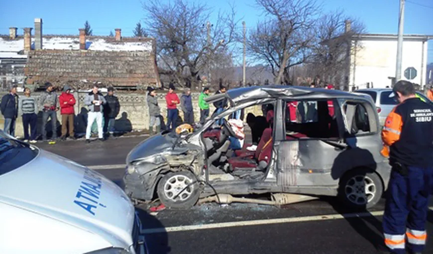 Accident GRAV în Sibiu. Un autoturism cu nouă pasageri, lovit în plin de un TIR