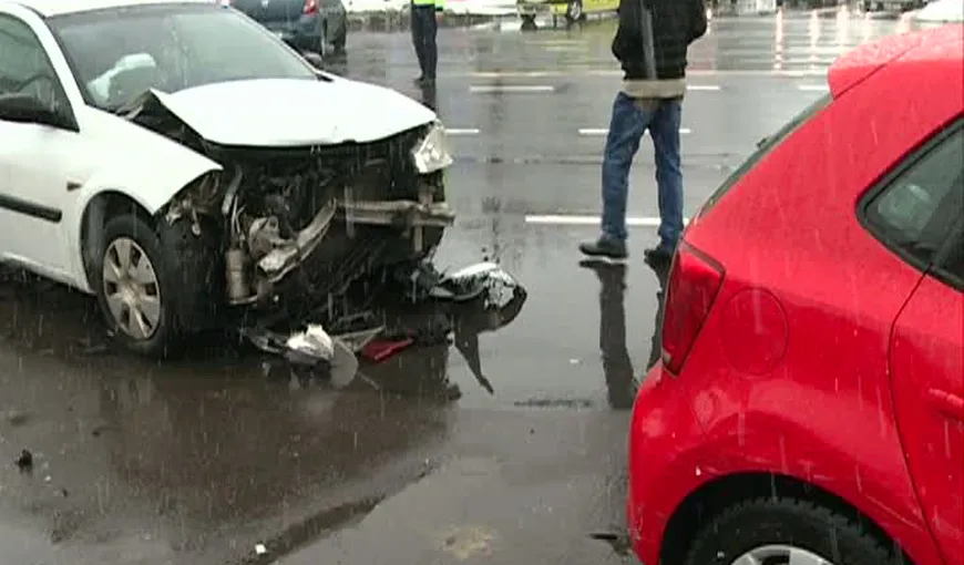 Accident în Crângaşi: Două maşini s-au tamponat după ce o şoferiţă nu a acordat prioritate