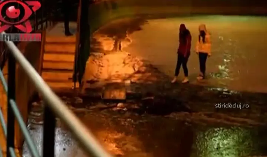 Reacţia ŞOCANTĂ a autorităţilor după ce GHEAŢA patinoarului din Gherla s-a spart VIDEO
