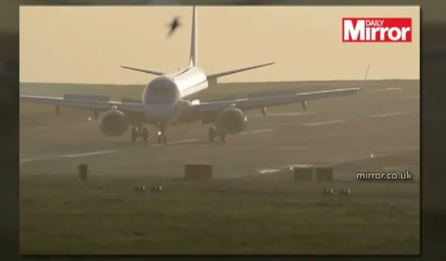 Aterizare cu emoţii: Un avion a fost luat de vântul puternic VIDEO