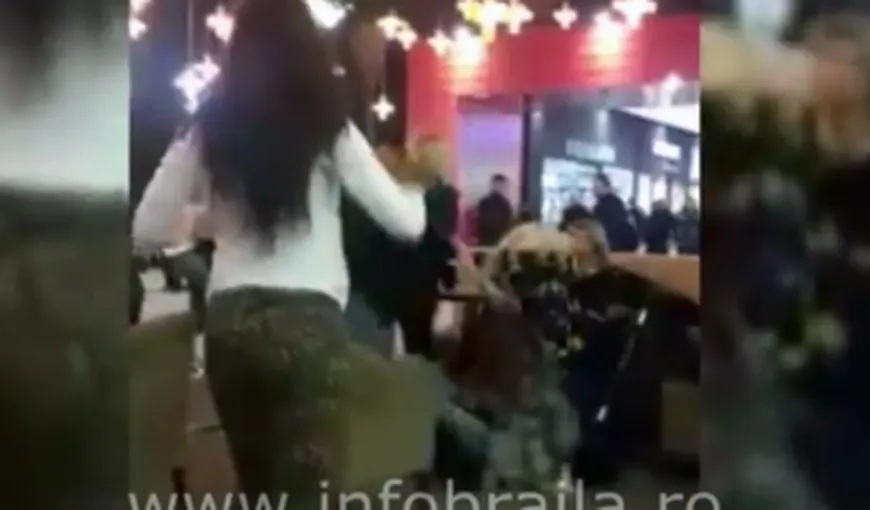 Bătaie CRÂNCENĂ între femei la mall VIDEO