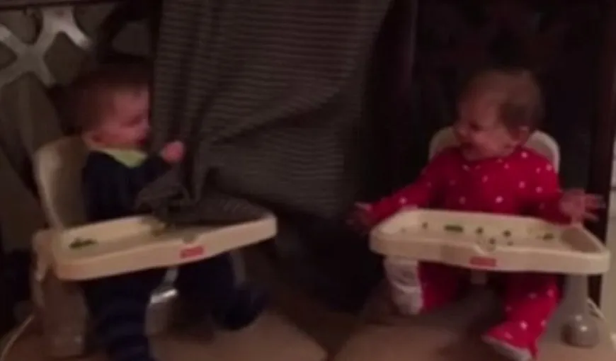 Doi bebeluşi gemeni fac furori pe internet VIDEO