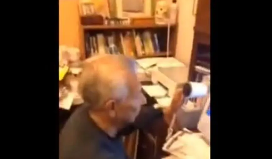 Reacţia HILARĂ a unui BUNIC după ce nepotul i-a spus că i-a „îngheţat” CALCULATORUL VIDEO