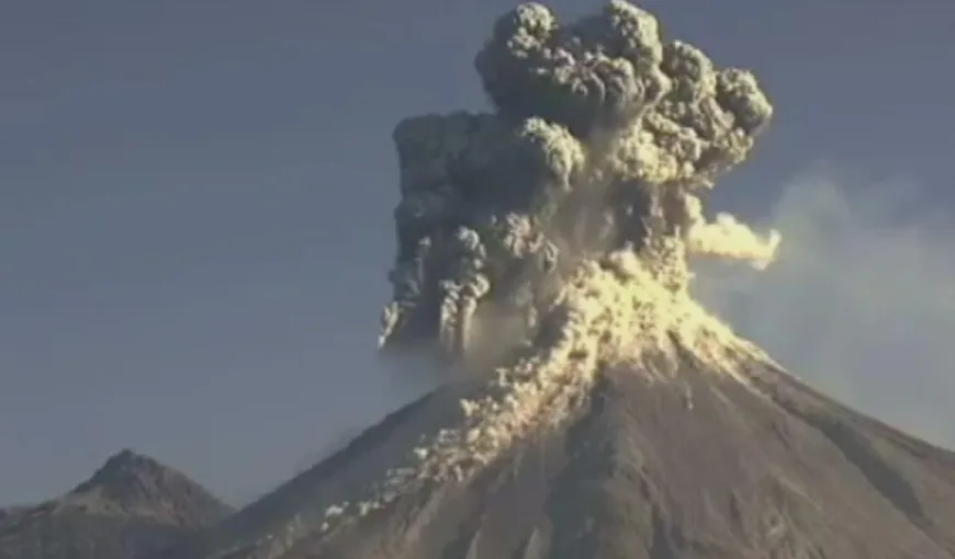 IMAGINI INCREDIBILE: Erupţia vulcanului Colima, surprinsă în direct. VIDEO