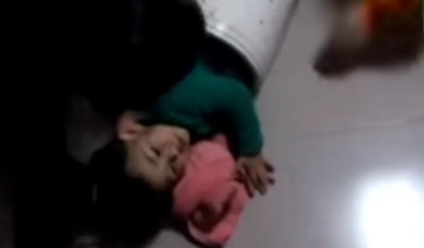 Copil de doi ani, rămas blocat într-o maşină de spălat. Uite cum a fost salvat VIDEO