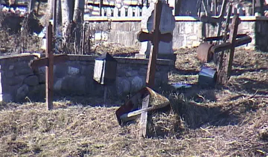 Un bărbat a furat crucile de lemn din cimitir ca să facă focul VIDEO