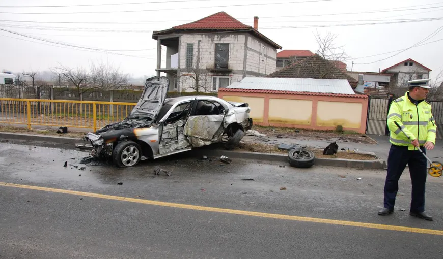 Maşină făcută scrum după un grav accident rutier