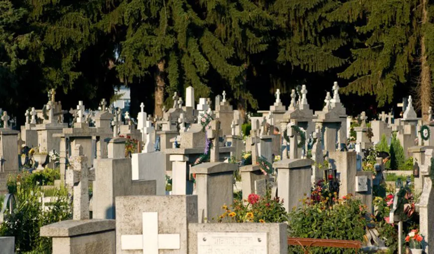 O tânără din Timişoara a vrut să se sinucidă pe mormântul iubitului, după ce acesta a murit în accident FOTO