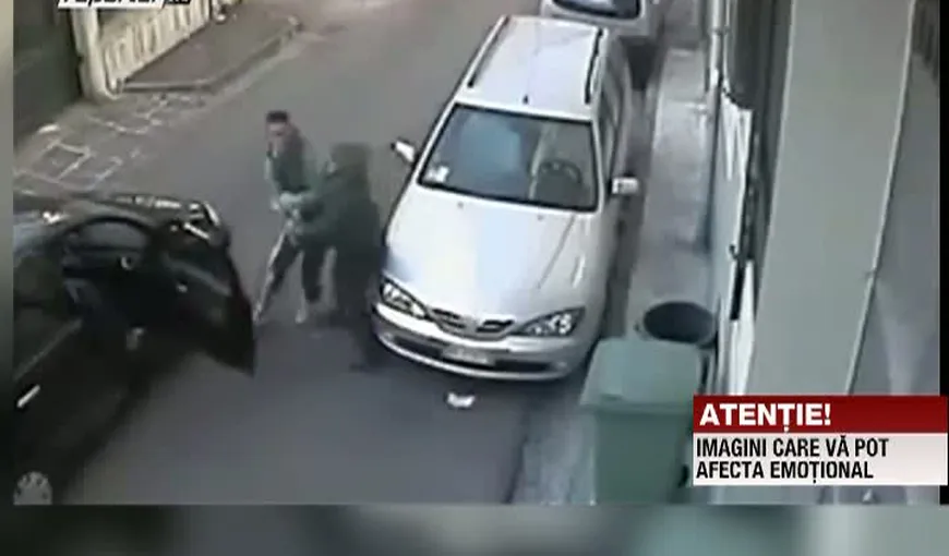 Femeie bătută şi jefuită în plină stradă de doi indivizi. Poliţia este pe urmele lor VIDEO