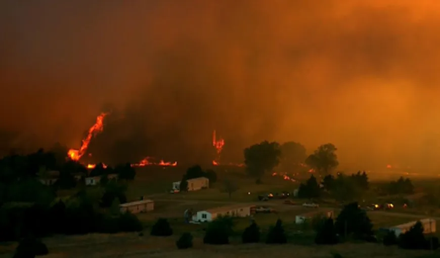 Cod roşu de incendii în Oklahoma. Flăcările au distrus zeci de locuinţe