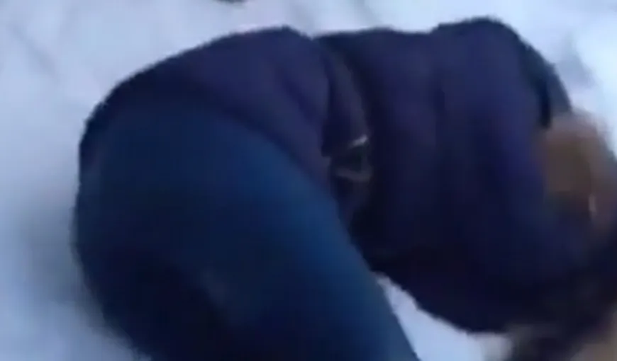 Imagini ŞOCANTE: O elevă de 15 ani este bătută CRUNT de colege. VIDEO