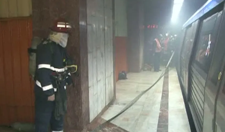 Incendiu la metrou, la Tineretului. Călătorii au fost evacuaţi VIDEO