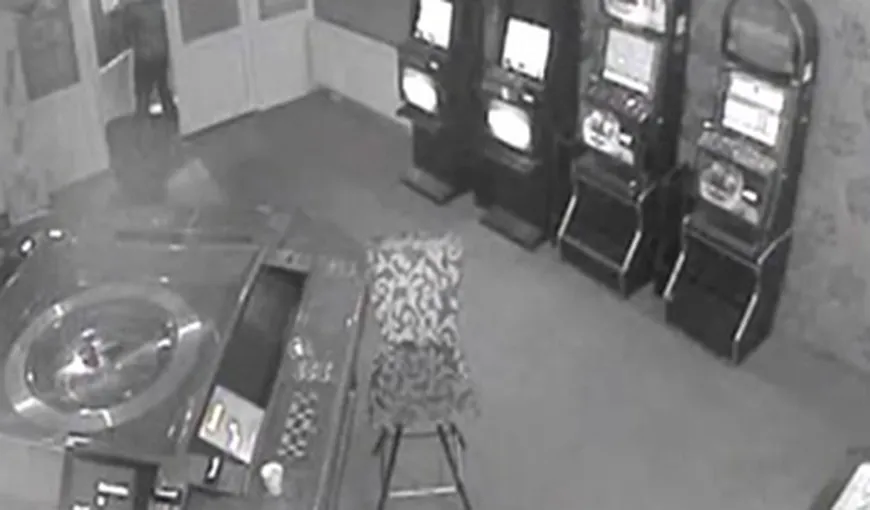 JAF ARMAT la o sală de jocuri. Angajata a fost bătută măr de hoţ. Imagini DURE VIDEO