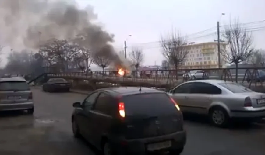 Panică la Iaşi: O maşină a luat foc într-o parcare VIDEO