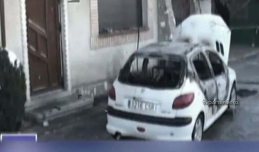 RĂZBUNARE din DRAGOSTE. Un tânăr a incendiat maşina iubitei după ce a fost părăsit VIDEO