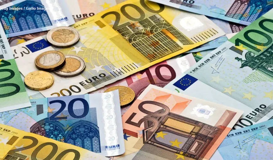 Depreciere record: Euro a coborât faţă de dolar sub nivelul pe care-l avea la introducerea monedei