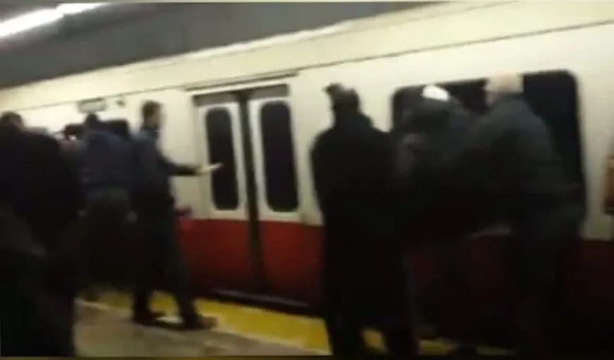PANICĂ la metroul din Boston, după ce o garnitură s-a umplut de fum VIDEO