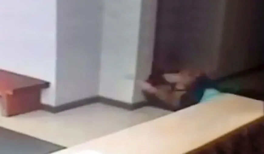 IMAGINI BIZARE. O femeie a fost trântită la pământ şi lovită de o FANTOMĂ VIDEO