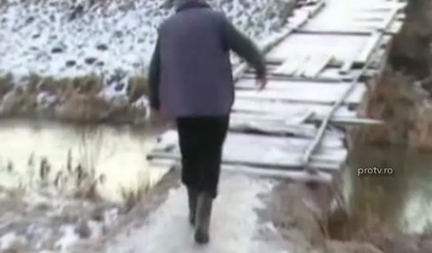 REVOLTĂTOR: Zeci de copii merg în genunchi pe un pod şubred, ca să ajungă la şcoală VIDEO
