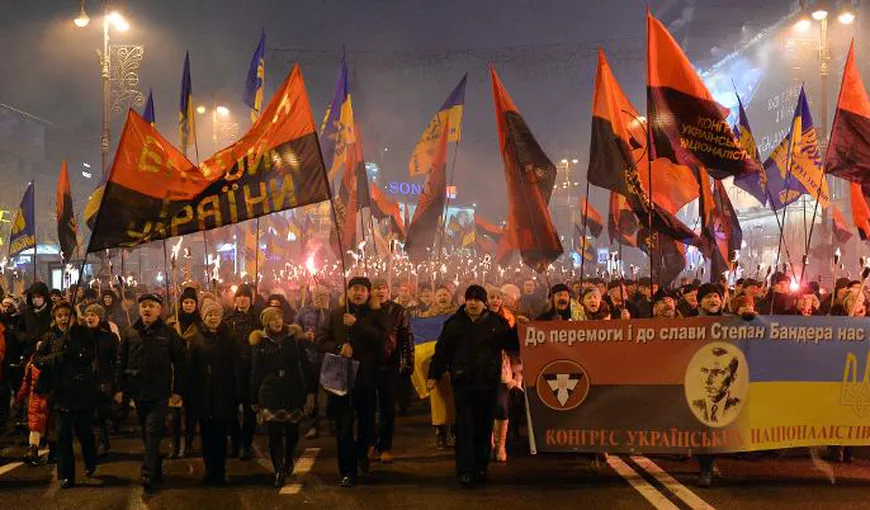 Mii de ultranaţionalişti au defilat cu torţe la Kiev