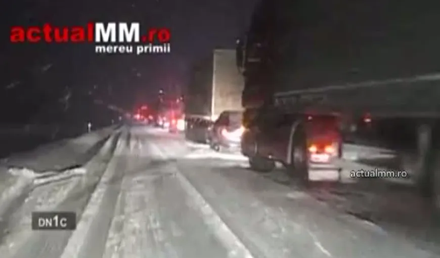 Blocaje în trafic din cauza ninsorilor şi avalanşelor. Un TIR a ajuns în şanţ VIDEO