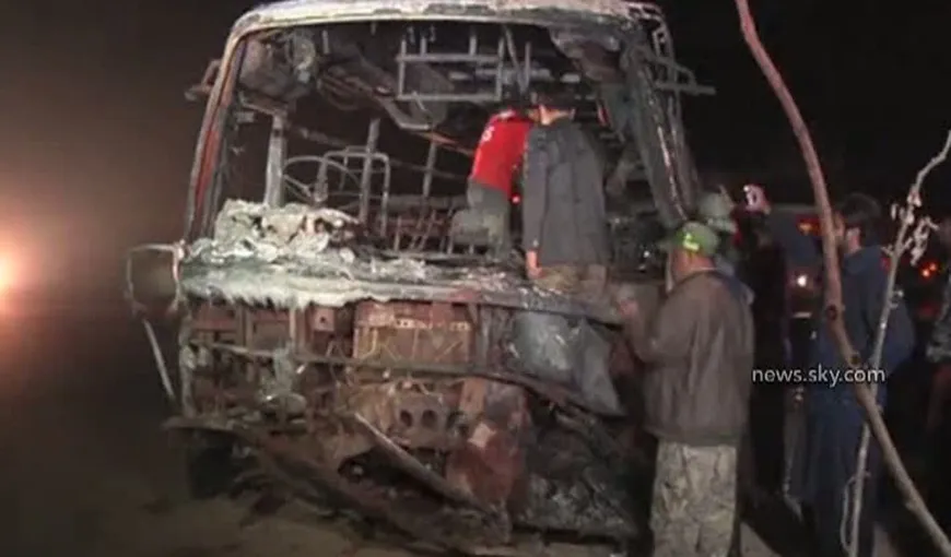 Tragedie în Pakistan: 57 de oameni au ars de vii după ce o cisternă cu benzină a lovit un autocar VIDEO