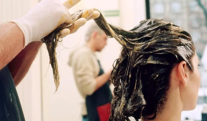 Studentă în ŞOC după ce şi-a vopsit părul. A ajuns de urgenţă la spital