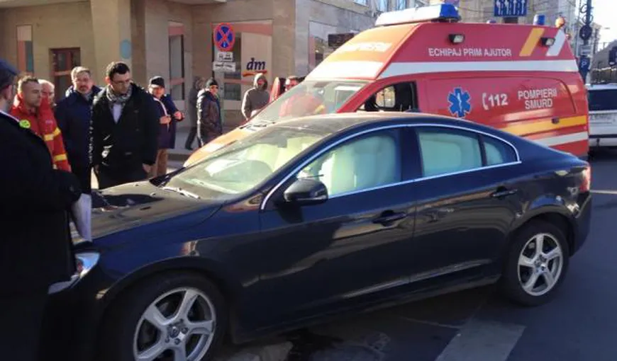 O ambulanţă care transporta un pacient, implicată într-un accident rutier