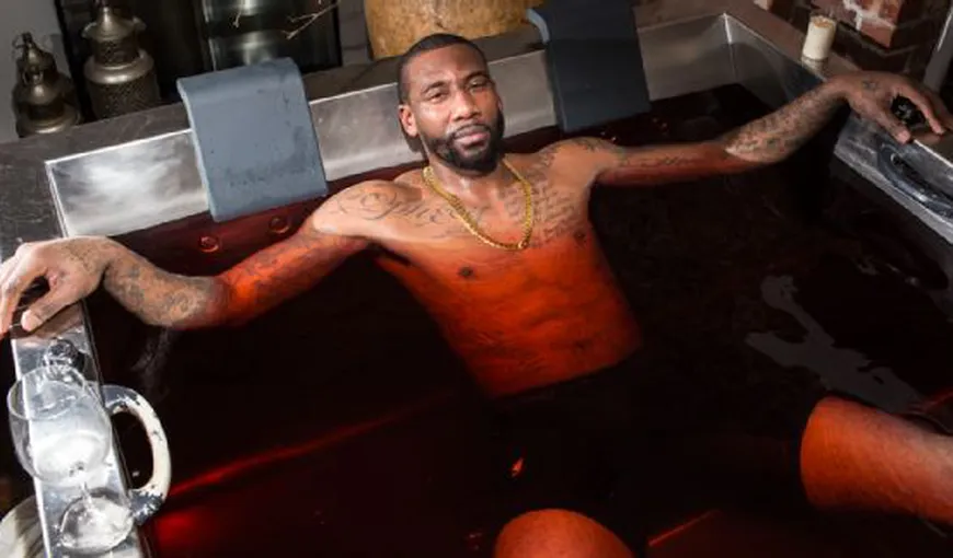 Ritual bizar al unei vedete din NBA. Se scaldă într-o cadă plină cu vin roşu VIDEO