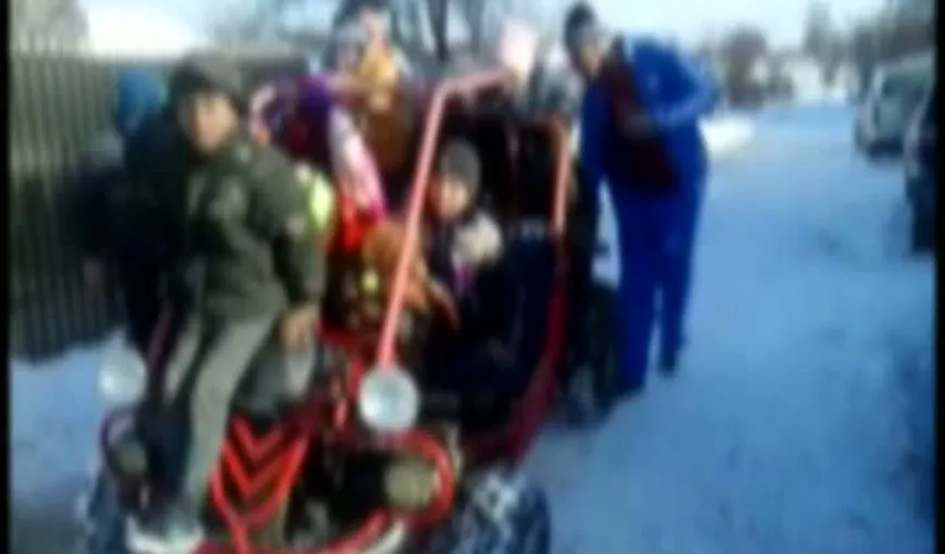 Imagini uluitoare în Tulcea. 10 copii, înghesuiţi de părinţi într-un ATV