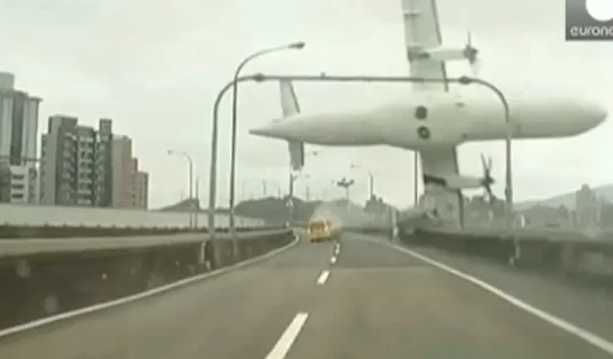 Avion PRĂBUŞIT în Taiwan. Imagini ULUITOARE surprinse de o cameră de supraveghere VIDEO