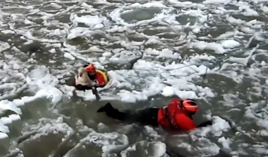 A înotat 200 de METRI pentru a salva un CÂINE dintr-un lac îngheţat: Este un erou VIDEO
