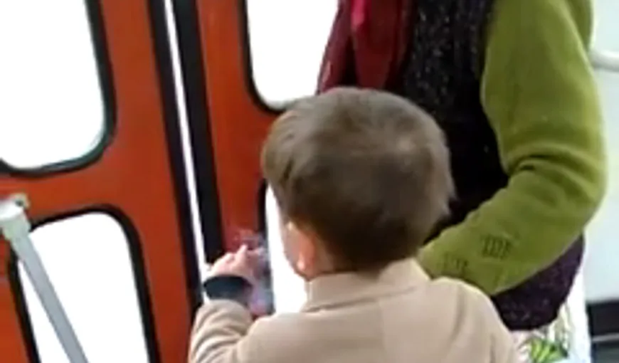VIDEO REVOLTĂTOR. Copil de trei ani fumează în tramvai lângă mama sa, în Cluj