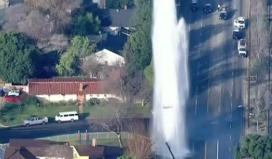 Fântână arteziană într-un oraş din California, după ce un şofer a lovit un hidrant VIDEO