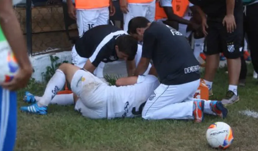 Incident ŞOCANT. Un FOTBALIST a fost MUŞCAT de un CÂINE, pe teren, în timpul unui meci VIDEO