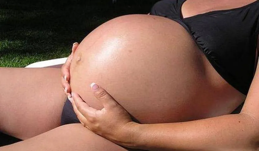 Nu ştia că e însărcinată! A născut singură în baie, în timp ce soţul dormea. VIDEO
