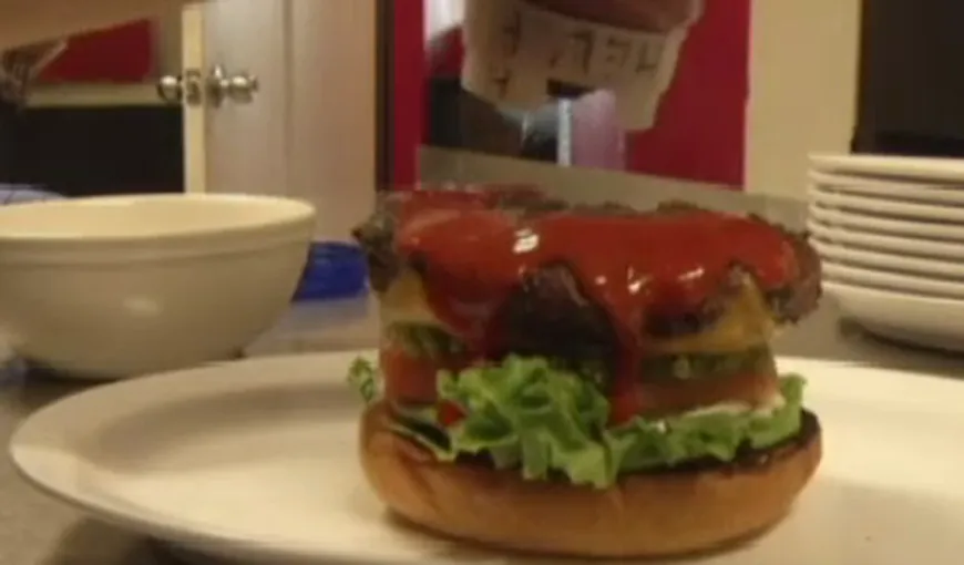 „Focul Iadului”, burgerul pentru care trebuie să semnezi o declaraţie înainte să-l mănânci