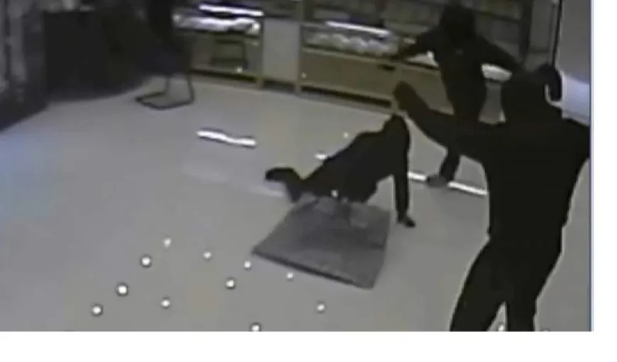 Hoţi de tot râsul: Au spart un magazin de bijuterii, dar nu s-au mai putut ţine pe picioare VIDEO