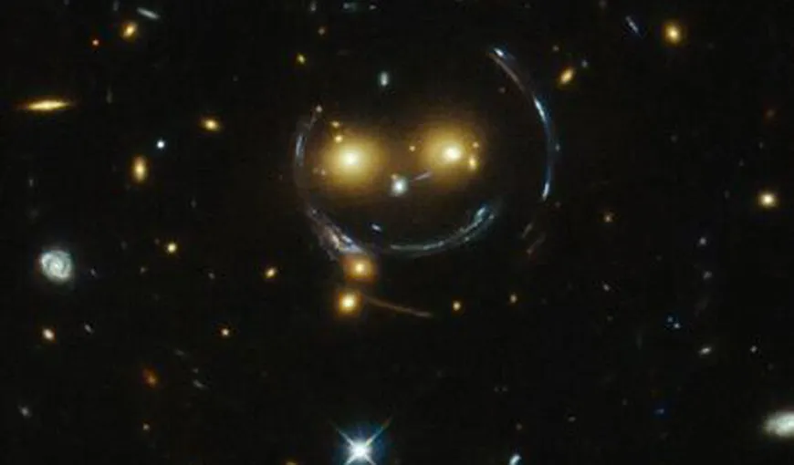 Emoticon în spaţiu. O fotografie realizată de telescopul Hubble surprinde un „zâmbet” galactic