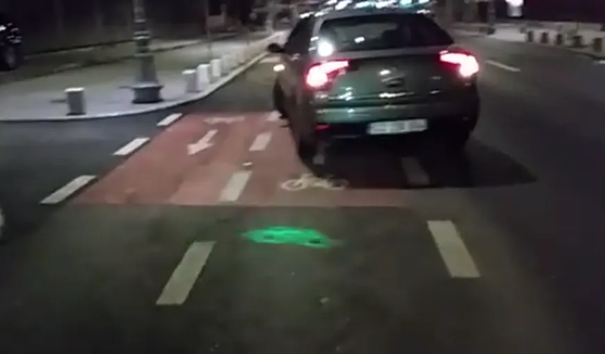Un şofer BĂTĂUŞ a parcat pe pista pentru biciclişti de pe Calea Victoriei VIDEO