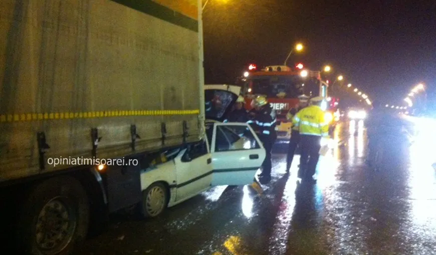 Accident grav la ieşire din Timişoara. Un şofer teribilist a intrat cu maşina sub un TIR parcat