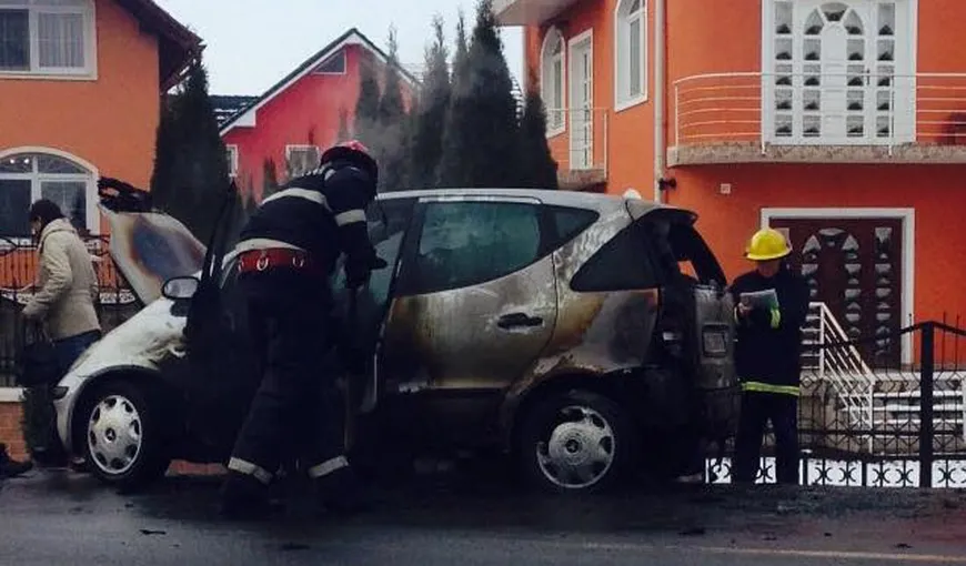 Un Mercedes a ars complet în plină stradă